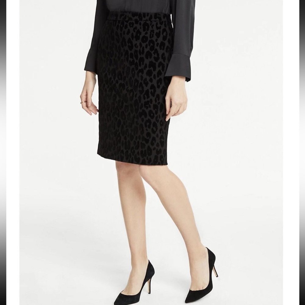 Ann Taylor Black Velvet Spotted Animal Print Pencil Skirt, Size 00